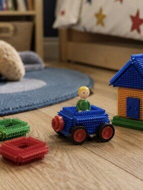 Bristle Blocks 100 Mixed Assorted Building Pieces w/ Case Wheels People Animals